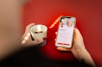 Söker vård online för viktedgång Person använder sin mobil för att söka hjälp med viktnedgång